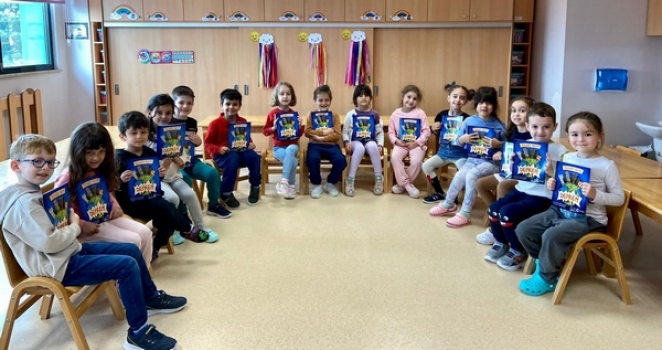 ÇOSB’nin sponsor olduğu ‘Benim Adım Deprem’ kitabı minik öğrencilere hediye edildi